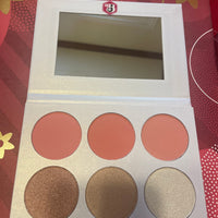 Highlights and blush palette By Bryselyn